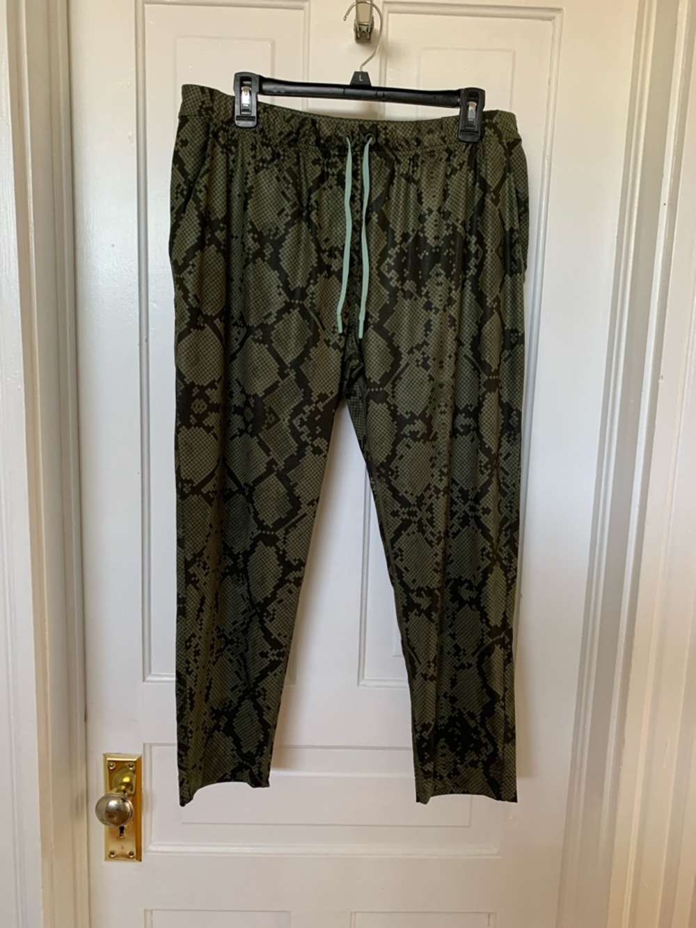Lululemon Olive Green Printed Capri Joggers with Drawstring Waist Size 12